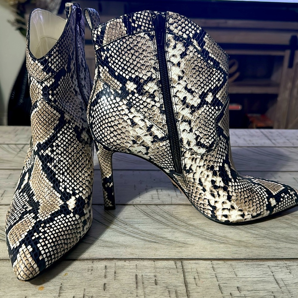♥️GIANNI BINI snakeskin leather heeled bootie